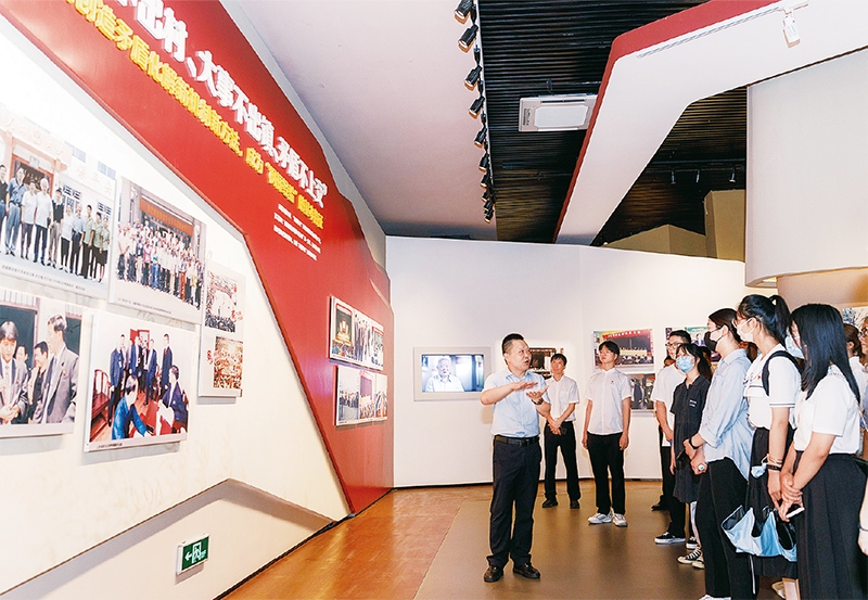 黨的十八大以來，習近平總書記多次對堅持和發(fā)展“楓橋經(jīng)驗”作出重要指示，推動新時代“楓橋經(jīng)驗”在基層社會治理中煥發(fā)勃勃生機。圖為青年學子在浙江省諸暨市楓橋鎮(zhèn)的楓橋經(jīng)驗陳列館參觀學習（2022年8月25日攝）。 新華社記者 徐昱/攝