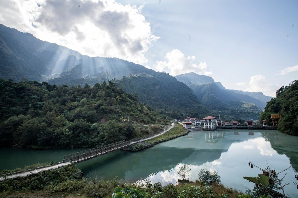 這是2022年11月8日拍攝的尼泊爾上馬相迪A水電站大壩。上馬相迪A水電站位于尼泊爾西部勒姆宗縣，2013年1月開工建設(shè)，2017年1月1日投入商業(yè)運(yùn)營(yíng)。該水電站投入運(yùn)營(yíng)以來，極大緩解了尼泊爾電力緊缺局面。新華社發(fā)（哈里·馬哈爾詹 攝）
