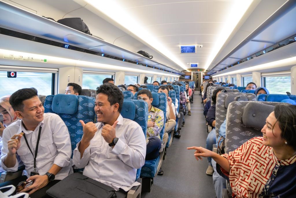 10月17日，乘客在行駛中的雅萬高鐵高速動車組列車車廂內交談。