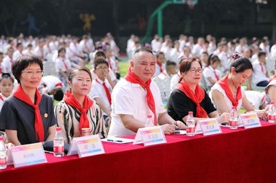 圖②：全國人大代表與朵力小學(xué)學(xué)生一起聽課。