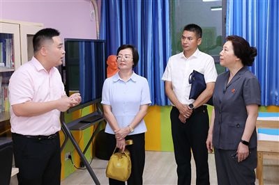 圖③：“小公民法律課堂”開講前，全國人大代表殷其龍（右二）、重慶市人大代表李自玲（左二）聽取楊家坪中學(xué)負(fù)責(zé)人關(guān)于未成年人思想教育工作情況的介紹。