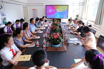 圖⑤：法治宣講結(jié)束后，重慶五中院組織召開座談會，聽取人大代表和朵力小學(xué)教師、家長代表對法院未成年人保護(hù)工作的意見建議。