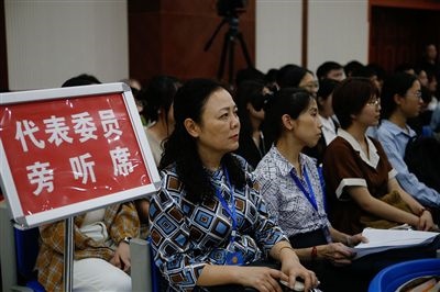 圖④：重慶五中院在西南政法大學(xué)開庭審理一起執(zhí)行異議之訴二審案，重慶市人大代表張濤（左一）、周藝梅（左二）和學(xué)生一起觀摩庭審。
