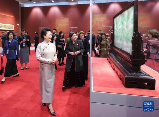  10月18日上午，國家主席習(xí)近平夫人彭麗媛邀請(qǐng)出席第三屆“一帶一路”國際合作高峰論壇的外方領(lǐng)導(dǎo)人夫人參觀中國工藝美術(shù)館（中國非物質(zhì)文化遺產(chǎn)館）。這是彭麗媛同外方領(lǐng)導(dǎo)人夫人參觀展品。新華社記者 丁林 攝