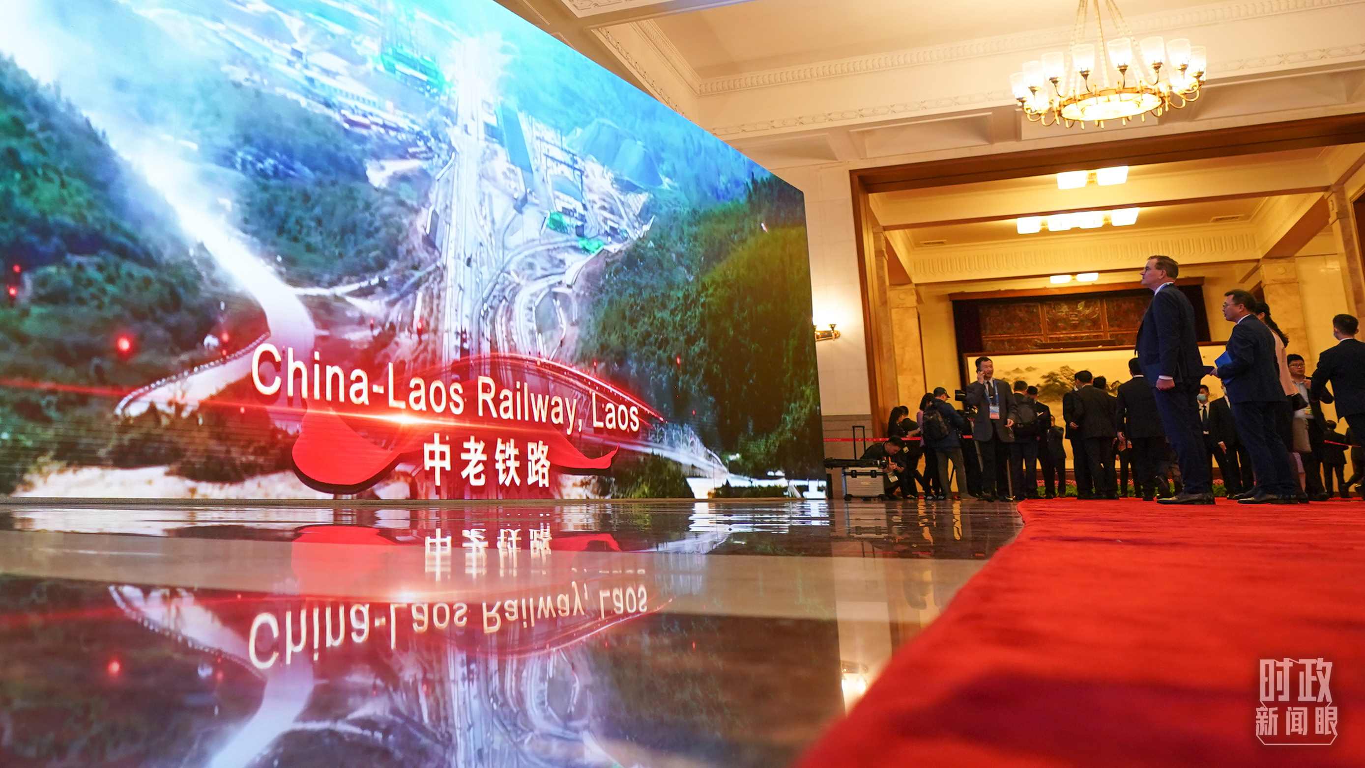 △人民大會(huì)堂，參會(huì)人員駐足了解“一帶一路”標(biāo)志性項(xiàng)目。（總臺(tái)國廣記者李晉拍攝）
