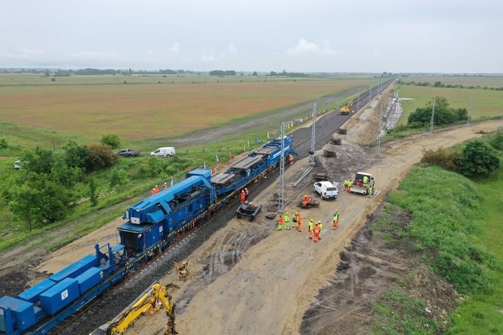 這是匈塞鐵路匈牙利段孔圣米克洛什-陶什站施工現(xiàn)場（5月30日攝，無人機照片）。新華社發(fā)（中國中鐵匈塞鐵路項目經理部供圖）