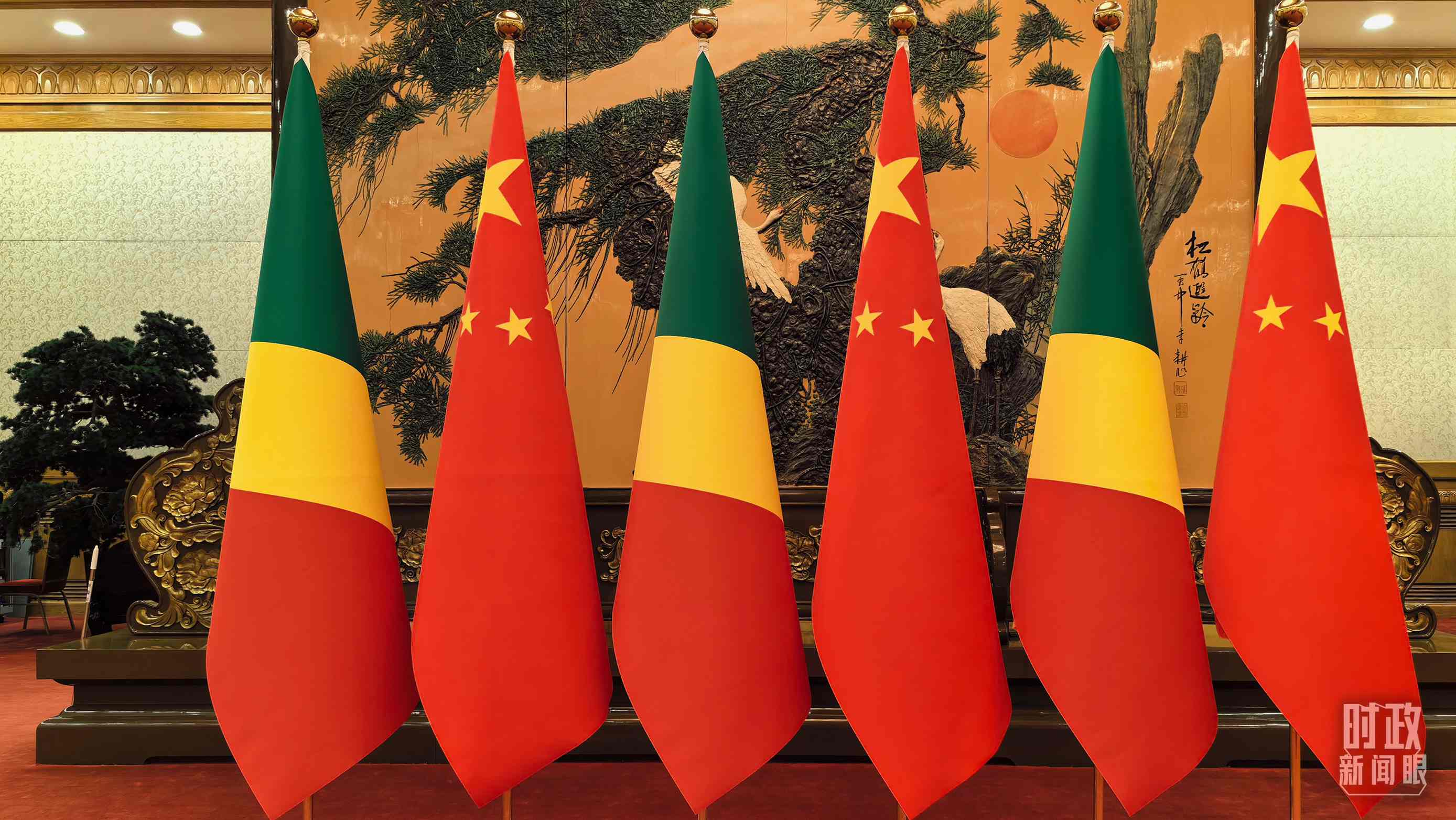 △會(huì)見現(xiàn)場(chǎng)的中國、剛果（布）兩國國旗。（總臺(tái)央視記者陸泓宇拍攝）