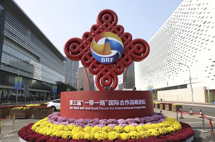 這是在北京國家會議中心附近拍攝的“一帶一路”國際合作高峰論壇景觀布置（10月17日攝）。新華社記者 陳斌 攝