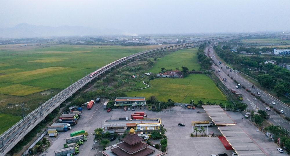 這是在印度尼西亞萬隆拍攝的一列行駛中的雅萬高鐵高速動車組列車（2023年10月17日攝，無人機(jī)照片）。新華社記者 徐欽 攝