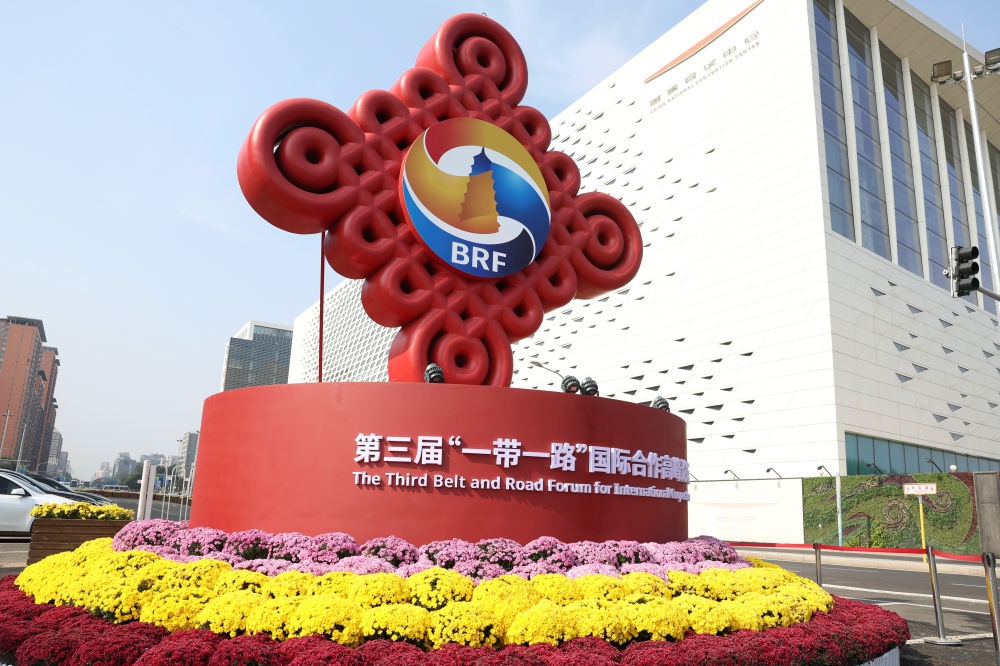 這是在北京國家會議中心附近拍攝的“一帶一路”國際合作高峰論壇景觀布置（2023年10月17日攝）。新華社記者 陳斌 攝