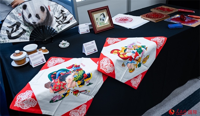 活動現(xiàn)場的現(xiàn)場文創(chuàng)展、互動體驗(yàn)區(qū)、非遺區(qū)展示。人民網(wǎng) 郭錦標(biāo)攝