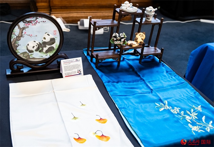 活動現(xiàn)場的現(xiàn)場文創(chuàng)展、互動體驗(yàn)區(qū)、非遺區(qū)展示。人民網(wǎng) 郭錦標(biāo)攝