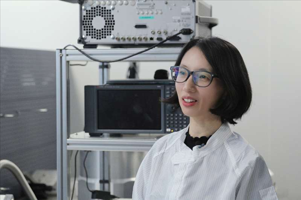李婧在中國(guó)科學(xué)院紫金山天文臺(tái)毫米波和亞毫米波技術(shù)實(shí)驗(yàn)室。（受訪者供圖）