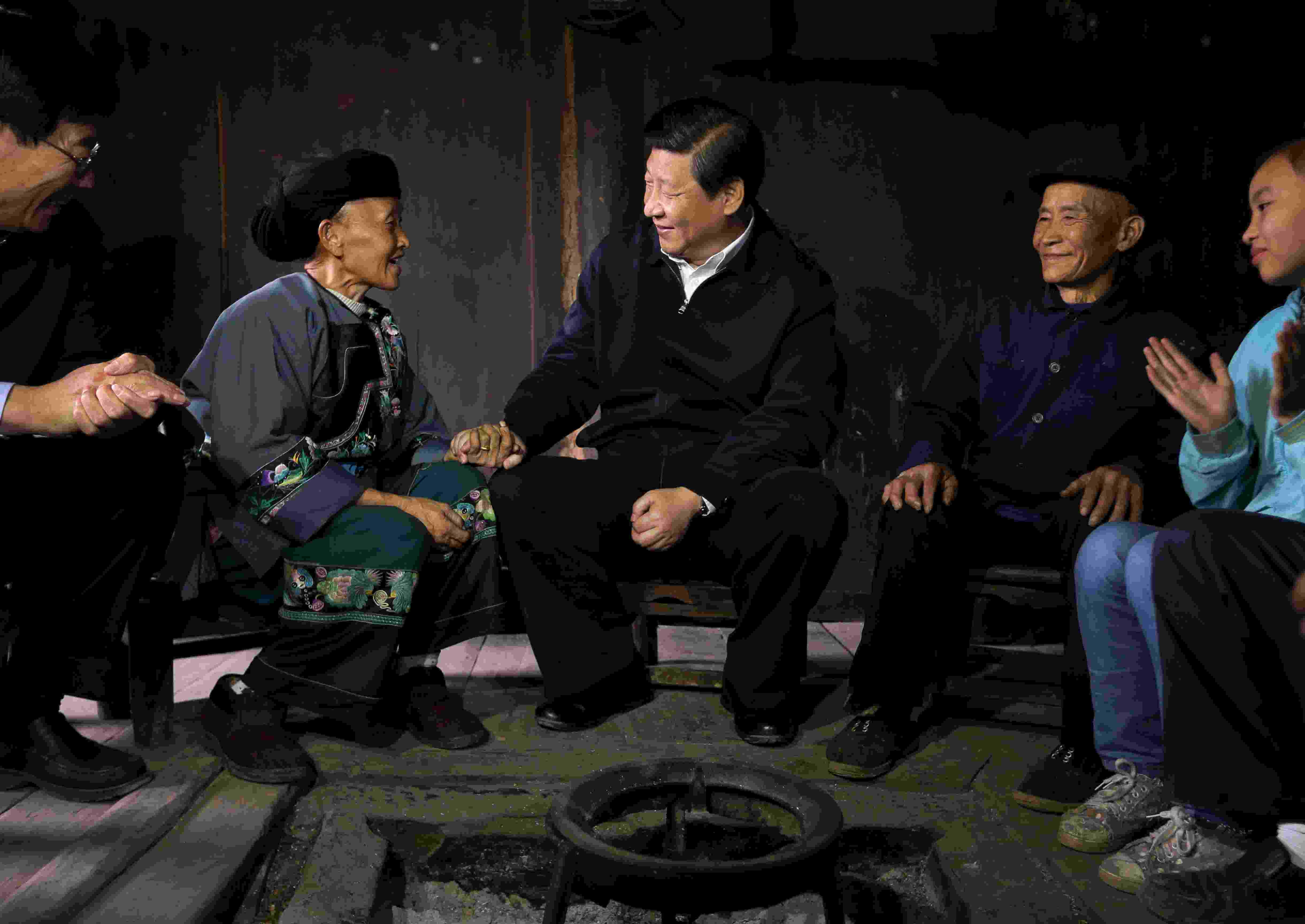 2013年11月3日，習(xí)近平在湖南花垣縣十八洞村，與石拔三老人握手交談。