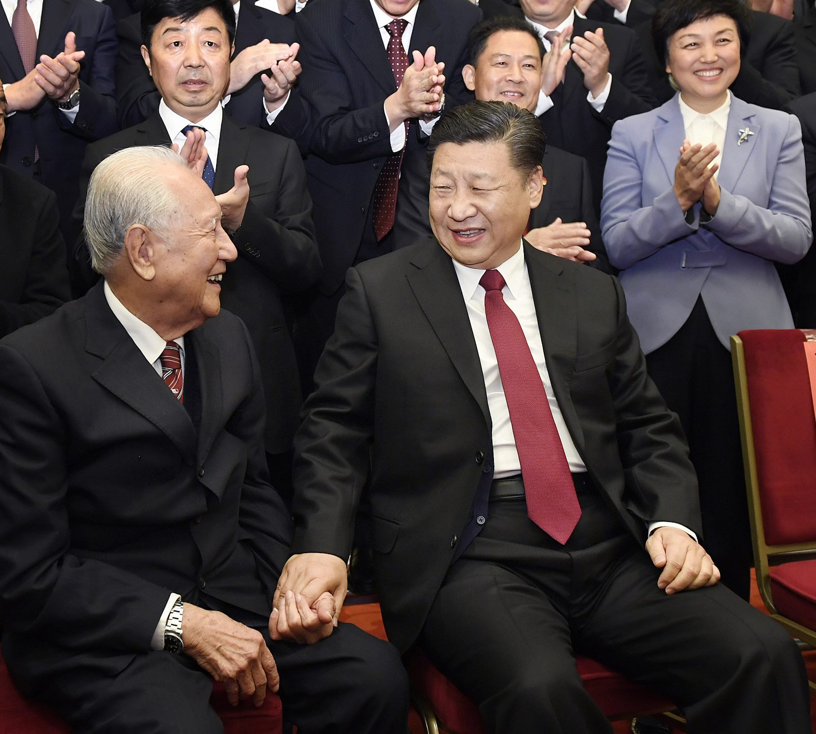2017年11月17日，全國精神文明建設(shè)表彰大會(huì)在北京人民大會(huì)堂舉行。圖為習(xí)近平邀請(qǐng)黃旭華代表坐在自己身邊合影。