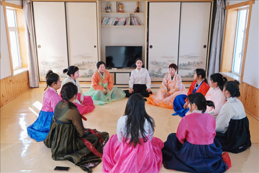 2023年6月，楊麗娜（后中）對(duì)擔(dān)任民宿管家的光東村村民們進(jìn)行標(biāo)準(zhǔn)化培訓(xùn)。（新華社記者金津秀攝）