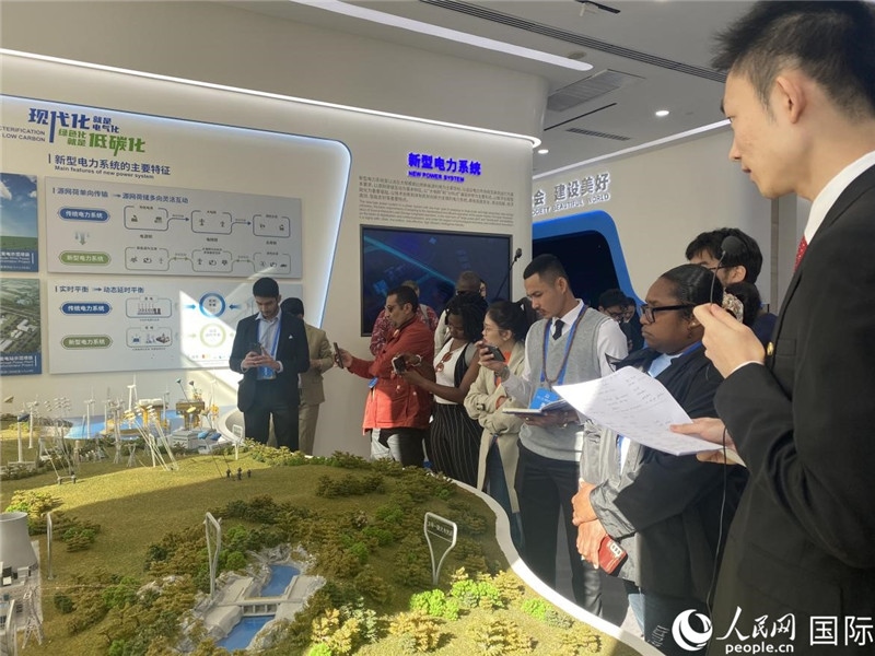 2023“一帶一路”媒體合作論壇聯(lián)合采訪團參訪中國能建。人民網(wǎng)記者 于洋攝