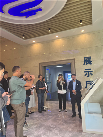 （在文瀾智谷中試產業(yè)基地，中外記者深入了解科技轉化情況 趙橙涔攝）