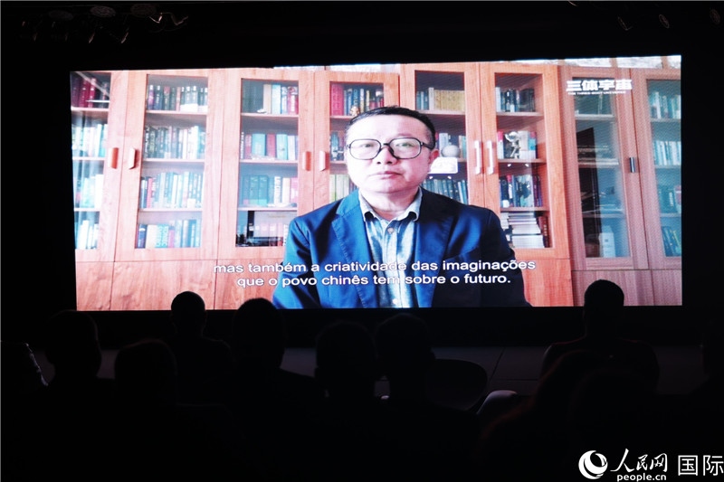 長(zhǎng)篇小說《三體》作者劉慈欣通過視頻致辭。 人民網(wǎng)記者 時(shí)元皓攝