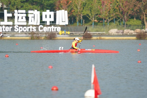 10月23日，杭州第4屆亞殘運(yùn)會(huì)皮劃艇女子KL1級(jí)比賽，中國(guó)隊(duì)選手謝毛三在比賽中。人民網(wǎng)記者 李乃妍攝