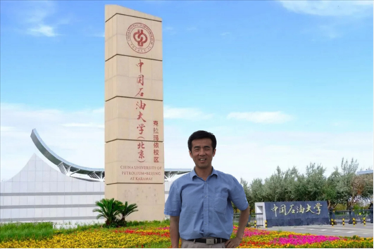 北京交通大學(xué)“銀齡教師”黃曉鳴。校方供圖