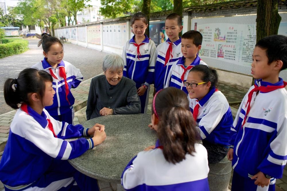 △2013年5月21日，龔全珍老人和江西萍鄉(xiāng)市蓮花縣的孩子們在一起。