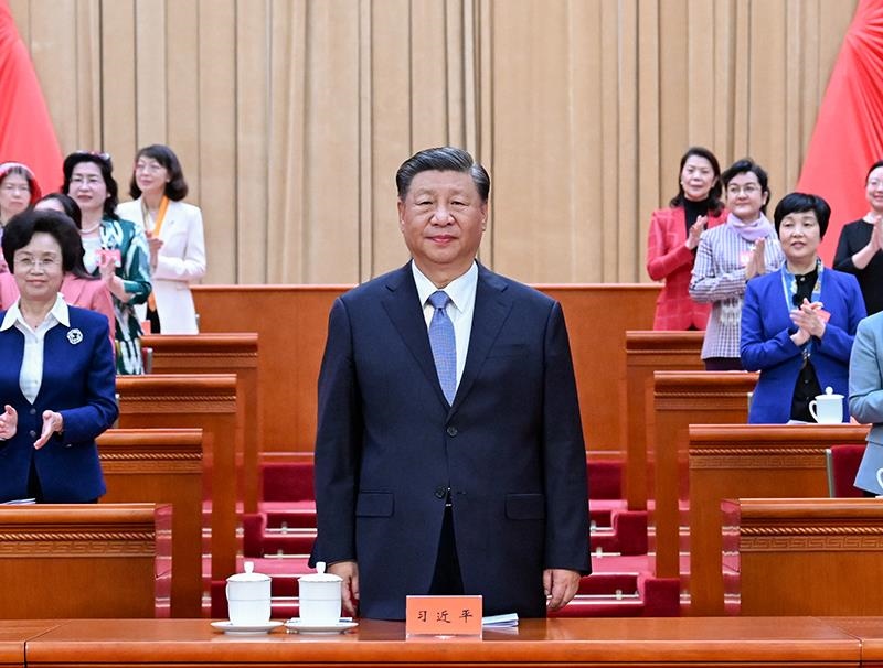 △2023年10月23日，中國婦女第十三次全國代表大會在北京人民大會堂開幕。這是習(xí)近平總書記在主席臺向與會代表致意。