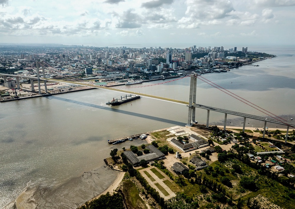 這是2019年4月8日在莫桑比克首都馬普托拍攝的馬普托大橋（無人機(jī)照片）。新華社記者 張宇 攝