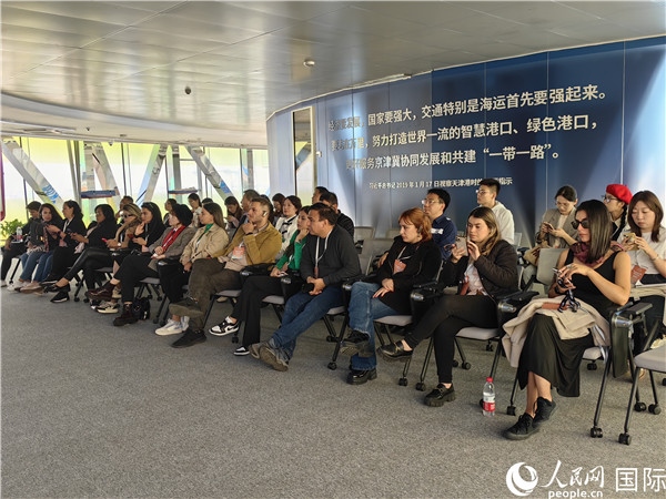 外媒記者探訪天津港北疆港區(qū)C段智能化集裝箱碼頭。人民網(wǎng)記者 符園園攝