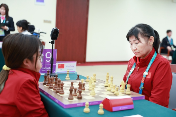 10月24日，杭州第4屆亞殘運會國際象棋常規(guī)賽女子個人賽PI級第四輪舉行。圖為中國隊選手陳發(fā)英（右）、中國隊選手張筱笛在比賽中。圖片來源：杭州亞殘組委