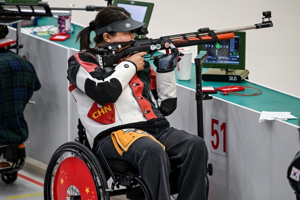 10月23日，杭州第4屆亞殘運會射擊(R2)SH1級女子10米氣步槍立射資格賽舉行。圖為中國隊選手張翠平在比賽中。圖片來源：杭州亞殘組委