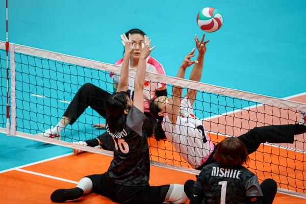 10月24日，杭州第4屆亞殘運會坐式排球女子單循環(huán)賽舉行。圖為選手們在比賽中。圖片來源：杭州亞殘組委