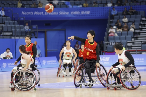 10月24日，杭州第4屆亞殘運會輪椅籃球女子預(yù)賽舉行。圖為選手們在比賽中。圖片來源：杭州亞殘組委