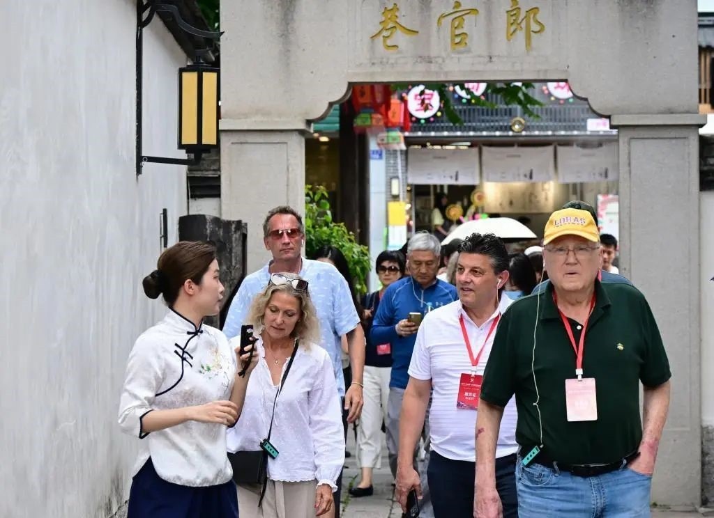 △2023年6月27日，“鼓嶺之友”部分成員和中美各界人士在福建福州南后街三坊七巷參觀訪問。