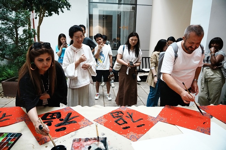 首屆國際傳播“絲路獎”獲獎代表等在廣州市荔灣區(qū)永慶坊參加文化交流活動。楊爍壁、王燕攝影報道