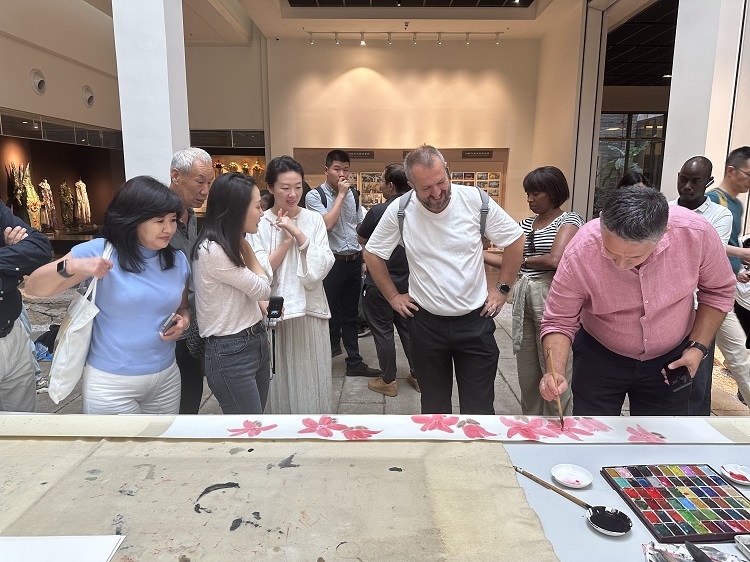 首屆國際傳播“絲路獎”獲獎代表等在廣州市荔灣區(qū)永慶坊參加文化交流活動。楊爍壁、王燕攝影報道