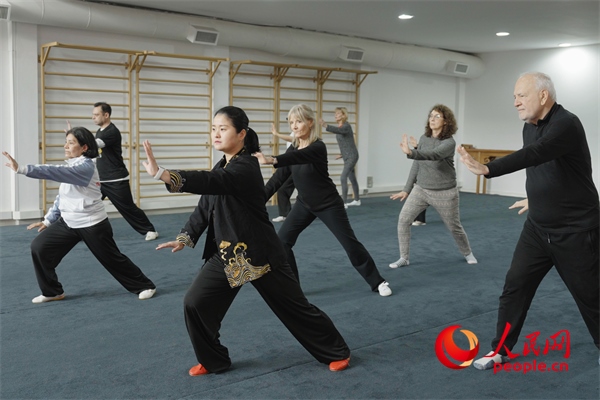 阿根廷武術(shù)俱樂部協(xié)會(huì)副會(huì)長(zhǎng)陳敏正在教學(xué)。人民網(wǎng)記者 張若涵攝