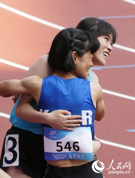 10月23日，杭州亞殘運(yùn)會(huì)田徑女子200米T36級比賽結(jié)束后，中國體育代表團(tuán)選手史逸婷(后)與韓國選手全珉彩相擁慶祝。人民網(wǎng)記者 胡雪蓉?cái)z