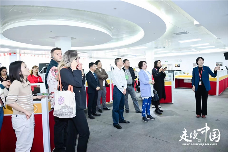 媒體記者參觀天津航空運(yùn)營(yíng)控制中心。主辦方供圖。
