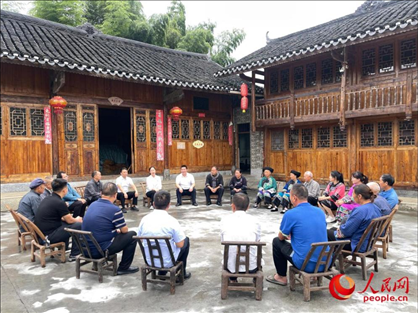 花垣縣石欄鎮(zhèn)朋巖村的院壩會。人民網 周靜圓攝