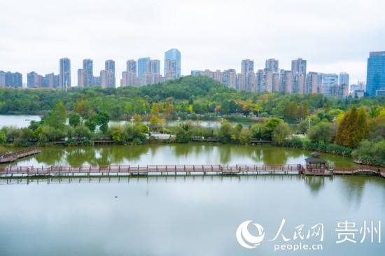秋日時(shí)節(jié)，觀山湖公園景色美不勝收。人民網(wǎng) 陽茜攝