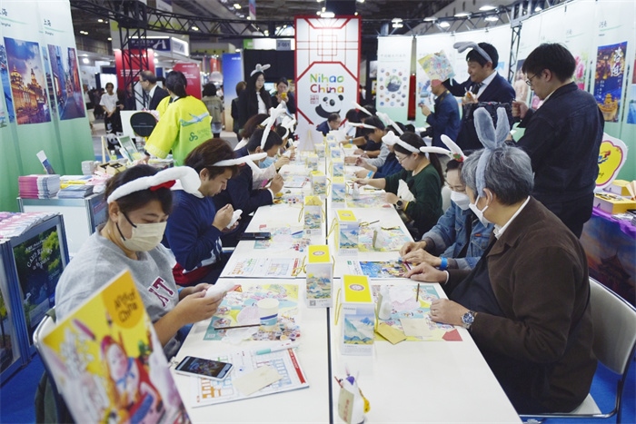 日本國際旅游博覽會中國展館北京非遺兔兒爺填色體驗工作坊。圖片由中國駐東京旅游辦事處提供