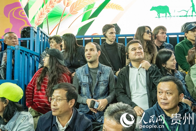 “村BA”決賽現(xiàn)場，看臺座無虛席。人民網(wǎng) 陽茜攝