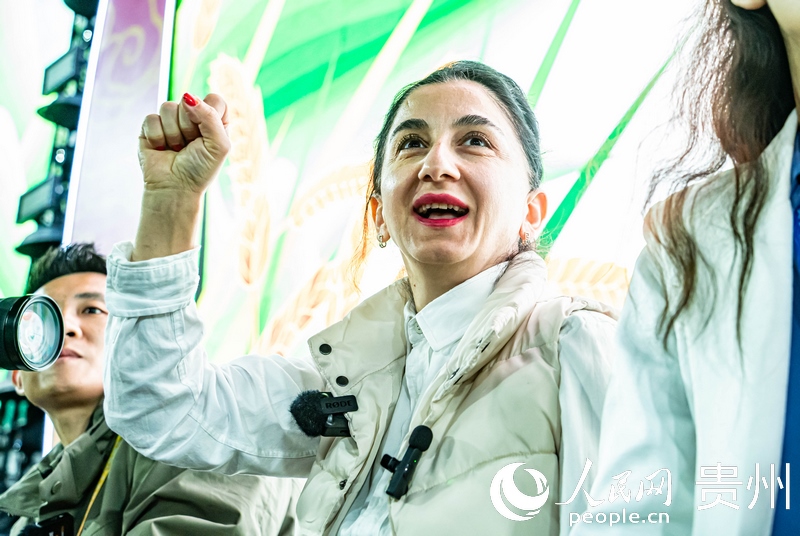 外媒記者在現(xiàn)場吶喊助威。人民網(wǎng) 陽茜攝