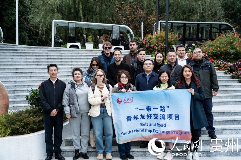 合影留念。人民網(wǎng) 陽茜攝
