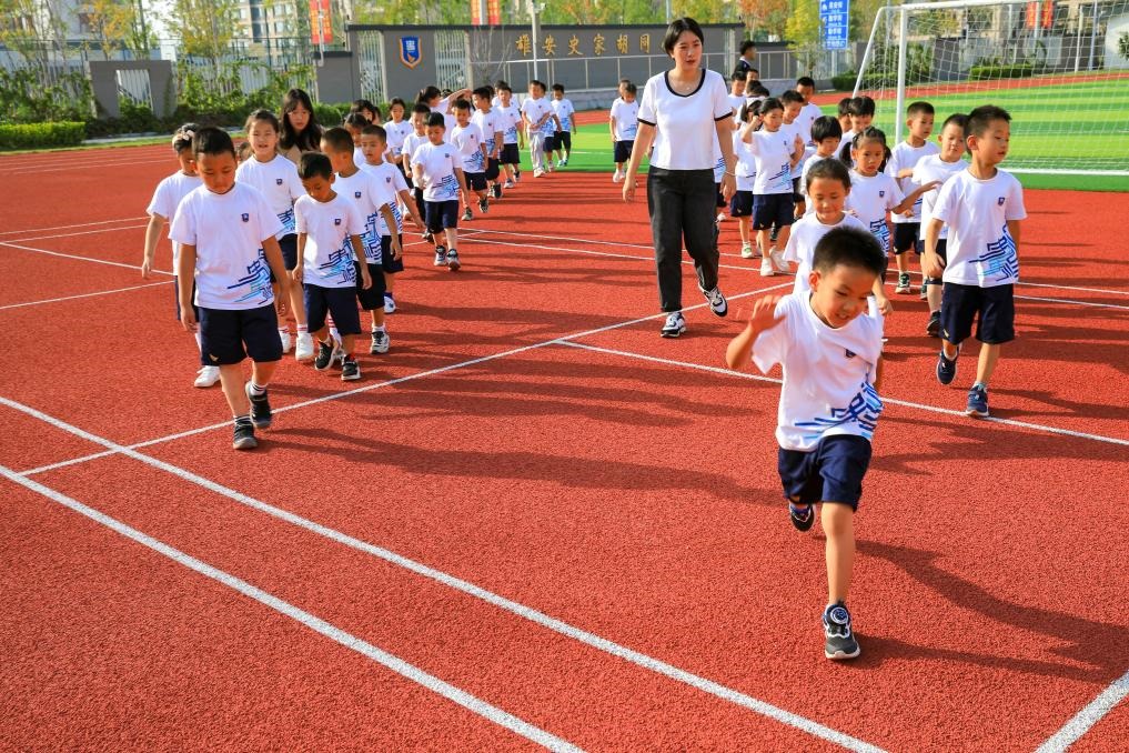 2023年9月，雄安史家胡同小學(xué)的學(xué)生們?cè)诓賵?chǎng)上活動(dòng)。新華社記者張鋮 攝