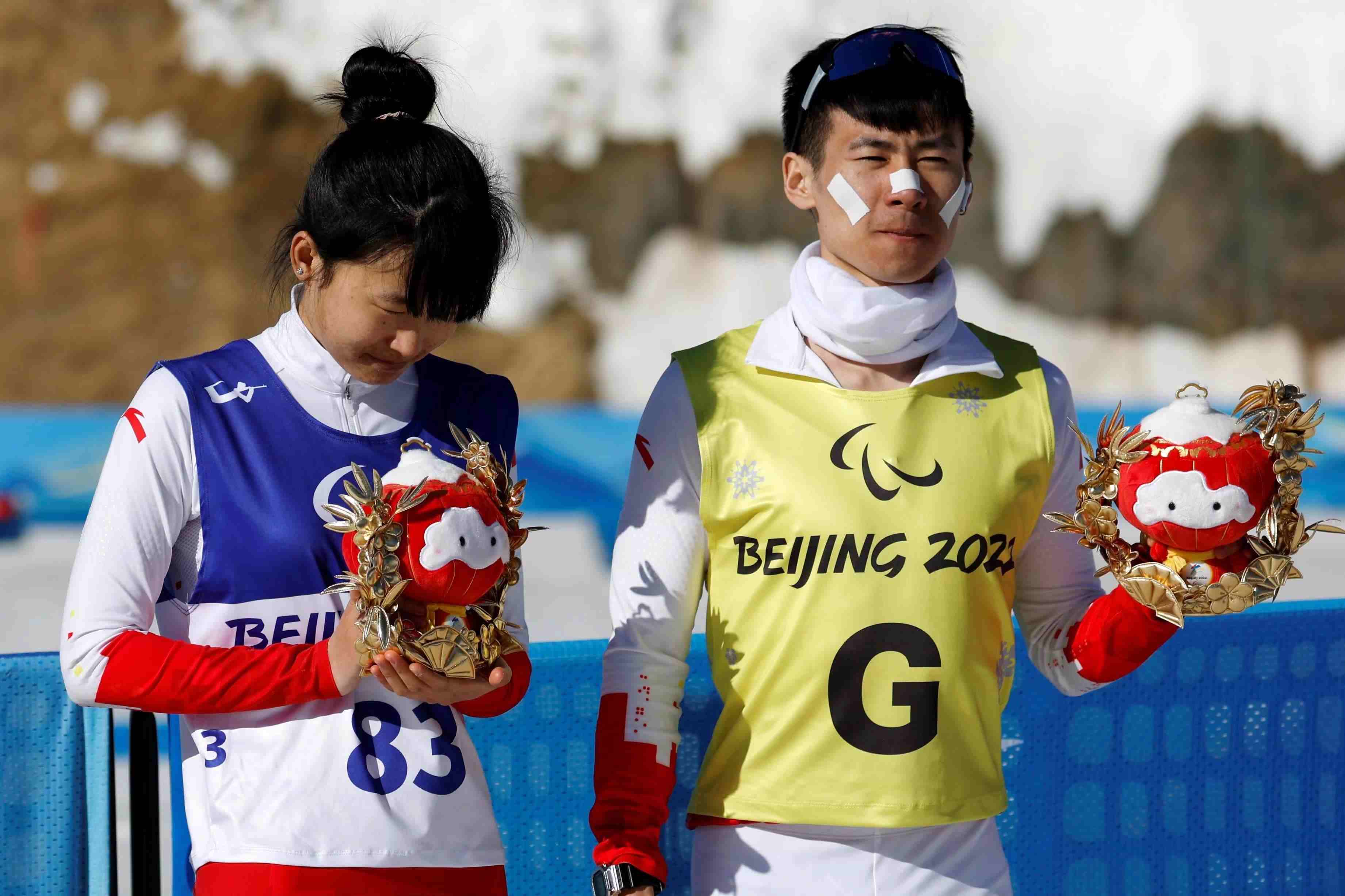△2022年3月8日，在2022冬殘奧會(huì)殘奧冬季兩項(xiàng)女子中距離（視障）比賽中，中國(guó)選手王躍（左）獲季軍。