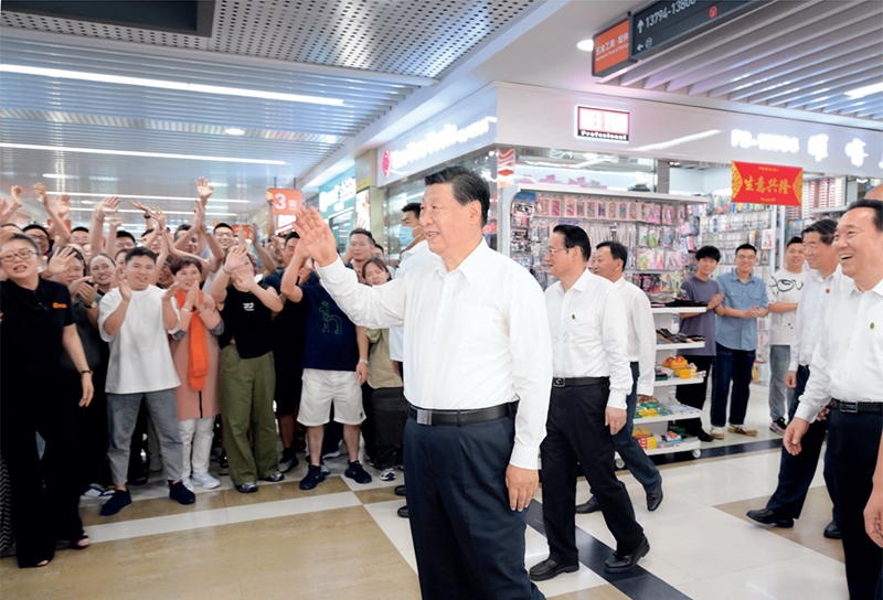 2023年9月20日至21日，中共中央總書記、國(guó)家主席、中央軍委主席習(xí)近平在浙江考察。這是20日上午，習(xí)近平在義烏國(guó)際商貿(mào)城考察時(shí)，同商戶親切交流。 新華社記者 李學(xué)仁/攝