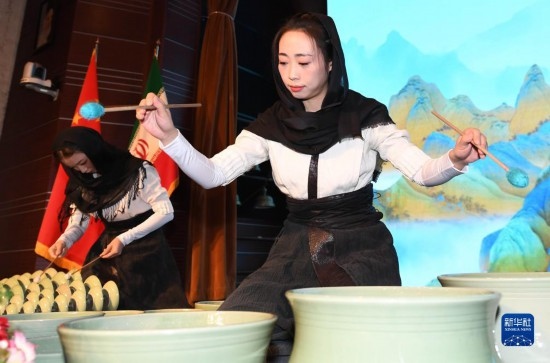 10月30日，演員在伊朗德黑蘭伊朗國(guó)家藝術(shù)科學(xué)院舉行的“青風(fēng)海上來(lái)”浙江青瓷巡禮開(kāi)幕式暨“萬(wàn)象中國(guó)·天下寧波”寧波文旅推介會(huì)開(kāi)幕式上表演。新華社記者 沙達(dá)提 攝