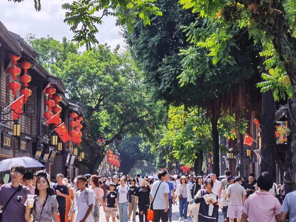 國(guó)慶節(jié)期間，三坊七巷歷史文化街區(qū)游人如織。新華社發(fā)